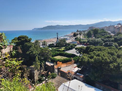 a view of a beach with the ocean in the background at Il giardino in città Savona in Savona