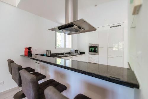 Η κουζίνα ή μικρή κουζίνα στο Casa Bianca by Quokka 360 - two apartments in Val Verzasca