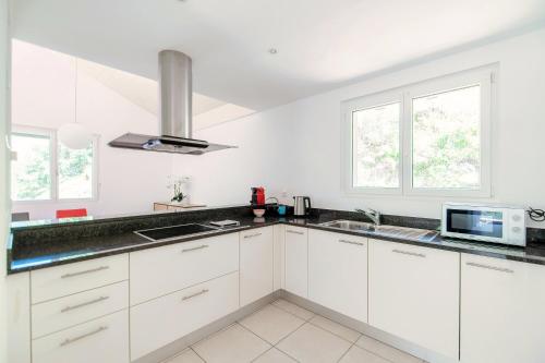Η κουζίνα ή μικρή κουζίνα στο Casa Bianca by Quokka 360 - two apartments in Val Verzasca
