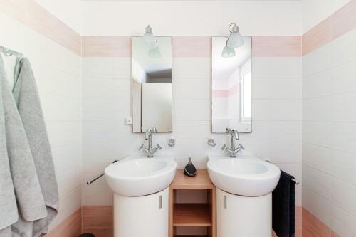 Ένα μπάνιο στο Casa Bianca by Quokka 360 - two apartments in Val Verzasca