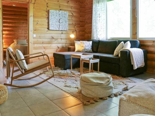 un salon avec un canapé et une chaise dans l'établissement Holiday Home Siili by Interhome, à Savonranta