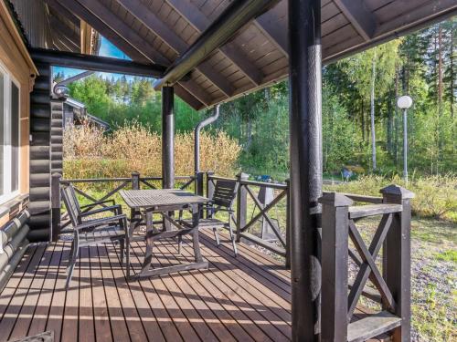 une terrasse en bois avec une table et des chaises dessus dans l'établissement Holiday Home Ilves by Interhome, à Savonranta