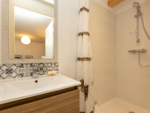 Bilik mandi di Holiday Home Les Liesses by Interhome