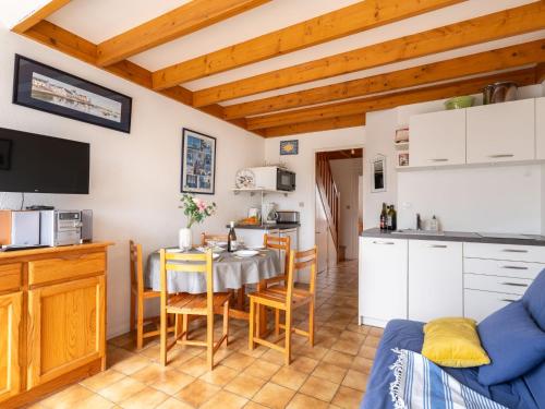 Η κουζίνα ή μικρή κουζίνα στο Apartment Piscine et Plage-2 by Interhome