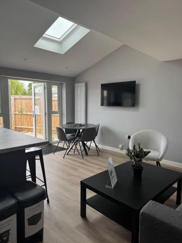 a living room with a table and chairs at Ravenscourt Rooms by Brabazon Rooms in Bristol