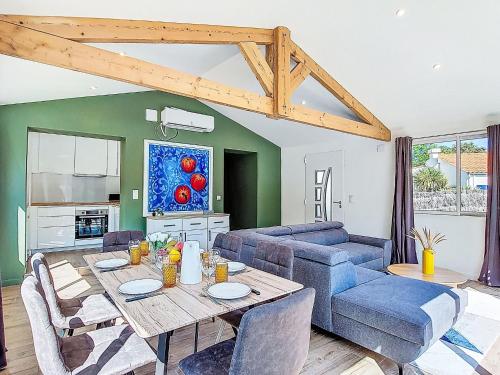 Χώρος καθιστικού στο Holiday Home Les Cariatides 5 by Interhome
