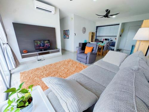 ein Wohnzimmer mit Sofa und Fernseher in der Unterkunft PPAM Seruling Presint 5, Putrajaya 4BR with PICC and Garden View 
