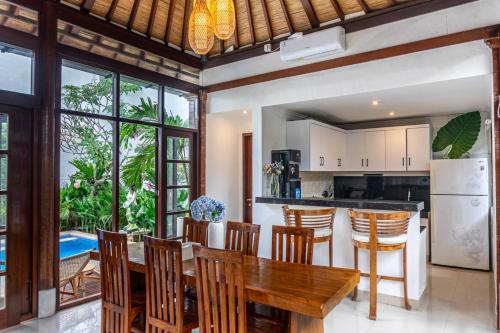 Kuchyň nebo kuchyňský kout v ubytování Villa Umawake bungalows by Fave Jaya Residences