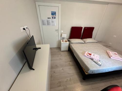 a small bedroom with two beds in a room at Homes in Ancona CCA23 Rooms in Ancona