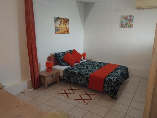 ル・カルベにあるCarbet Horizonのベッドとソファのある寝室