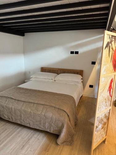 a bedroom with a large bed in a room at La casina di Soccorsa in Poggio Imperiale