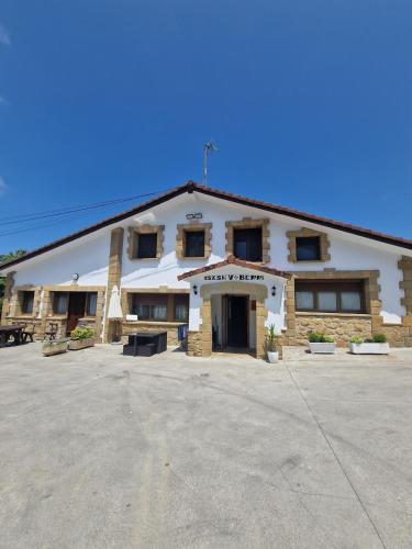 ウスルビルにあるApartamento con jardin y parking privadoの白い大きな建物