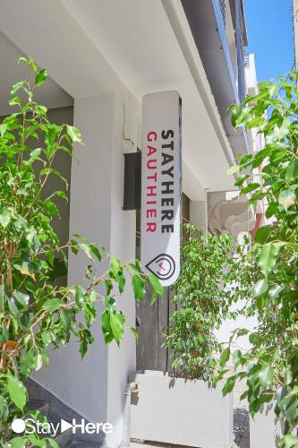 a sign on the side of a building with plants at Stayhere Casablanca - Gauthier 1 - Modern Residence in Casablanca