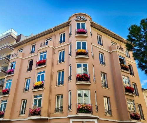 un grande edificio con fioriere sopra di Hôtel CASA MOHO - Juan-Les-Pins a Juan-les-Pins