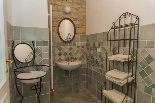 カレンツァーノにあるBorgo di Vezzanoのバスルーム(洗面台、鏡2つ付)