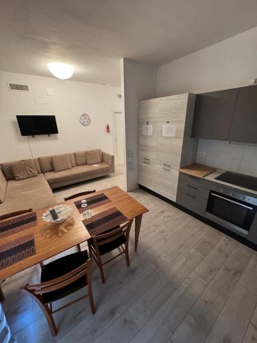a kitchen and living room with a table and a couch at Homes in Ancona CCA23 Rooms in Ancona