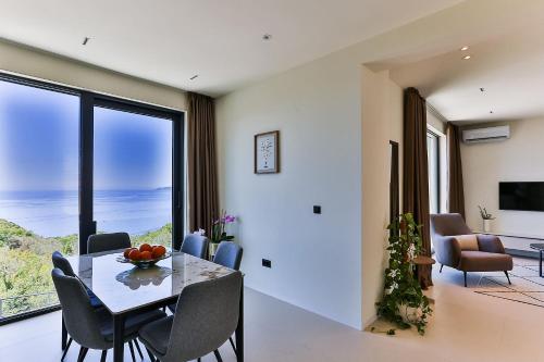 Un lugar para sentarse en Orange Tree Pool Villas - Sea View and Private Pool