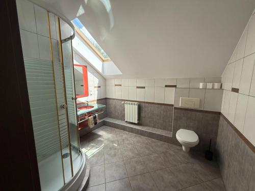 un baño con inodoro y lavabo en Zatoka Leśna, 