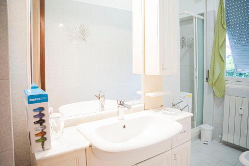 a white bathroom with a sink and a mirror at 039C- Casa Residenziale a Lavagna a 5 minuti dal mare in Lavagna