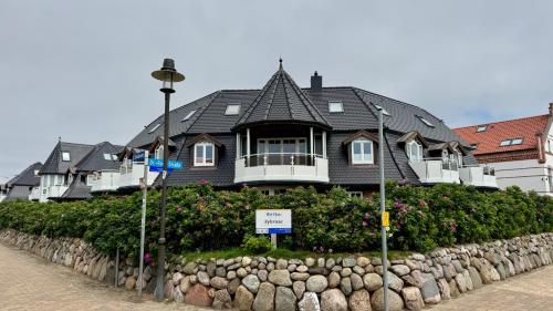 a large house on top of a stone wall at Syltrose Whg 1b in Westerland (Sylt)