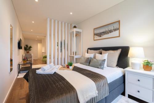 a bedroom with a large bed in a room at Host Wise - Marquesa Palace in Porto