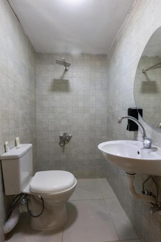 a bathroom with a toilet and a sink at Hayah Suites & Rooms in Alexandria