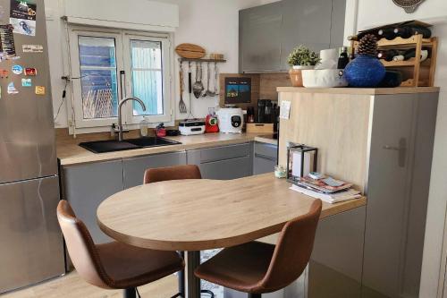 - une cuisine avec une table en bois dans l'établissement Nice house with garden near the beach, à Dives-sur-Mer