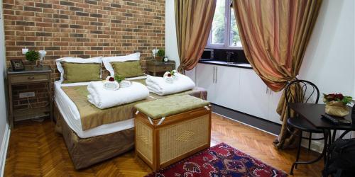 1 dormitorio con cama y pared de ladrillo en Belle Apartments - Square 8, en Belgrado