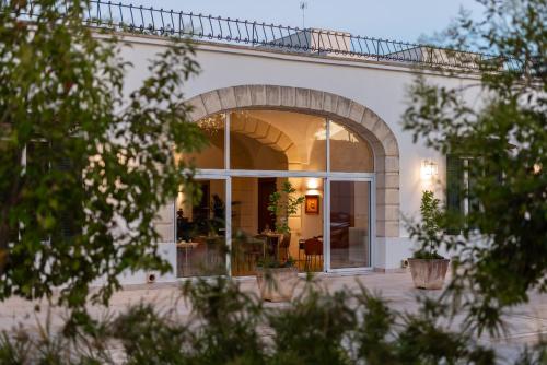 Η πρόσοψη ή η είσοδος του Lavilla Suite & Relax