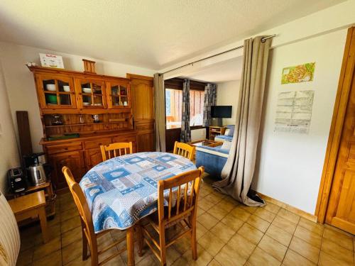 une salle à manger avec une table et des chaises et une chambre dans l'établissement Chatel: 3 pièces, Terrasse, Animaux admis, Parking - FR-1-198-257, à Châtel