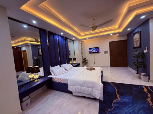 Ένα ή περισσότερα κρεβάτια σε δωμάτιο στο NovaLuxe Stays 1 bed Luxury apartment for families