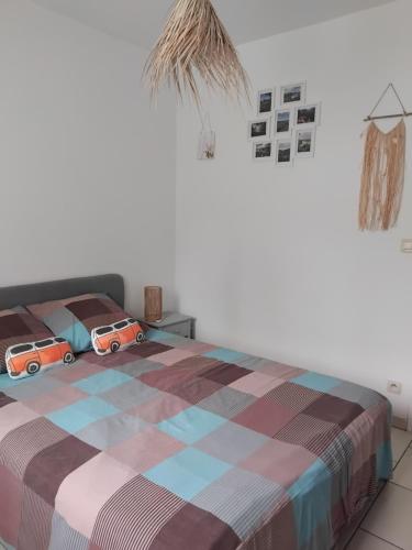 - une chambre dotée d'un lit avec 2 voitures jouets dans l'établissement Maison spacieuse avec piscine et jardin, à Hourtin