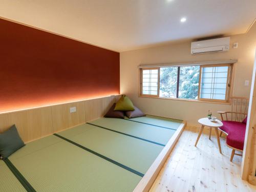 a room with a mat in the middle of the room at Temple Hotel Takayama Zenkoji in Takayama