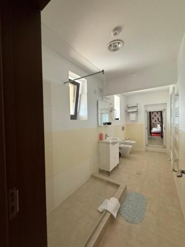 a bathroom with a glass shower and a toilet at Vila Premiere Bistro-Spa in Piatra Neamţ