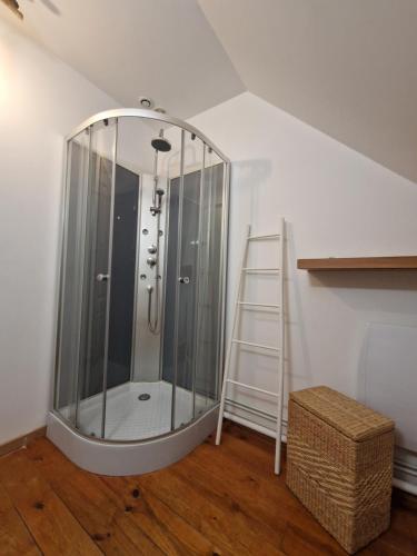 a glass shower in a room with a ladder at Le Terracotta, Proche plage in Oye-Plage