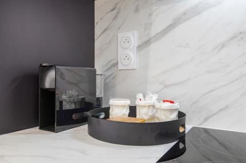 ein Raum mit einer Theke mit einem Waschbecken mit Handtüchern in der Unterkunft Naturiste Cap d'Agde Héliopolis Eden Suite in Cap d'Agde