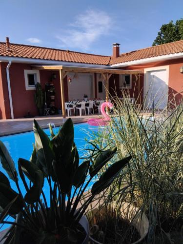 une villa avec piscine et une maison dans l'établissement Maison spacieuse avec piscine et jardin, à Hourtin