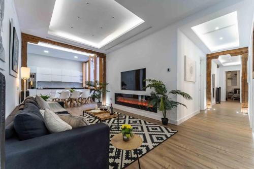 Luxury Apartment 6 Bedroom in Downtown by TuriVida