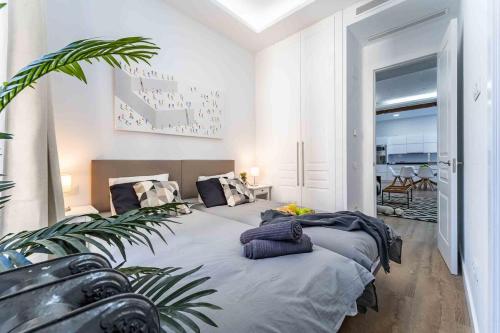 Luxury Apartment 6 Bedroom in Downtown by TuriVida