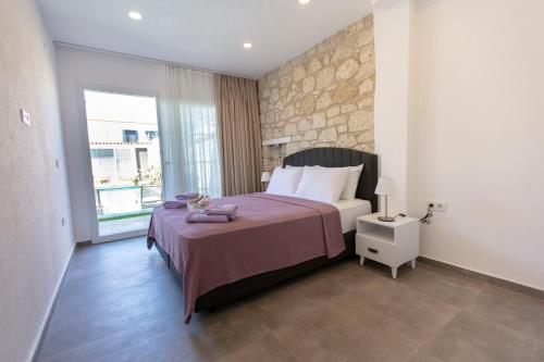 ein Schlafzimmer mit einem großen Bett und einem Fenster in der Unterkunft Noesta Alaçatı in Alacati