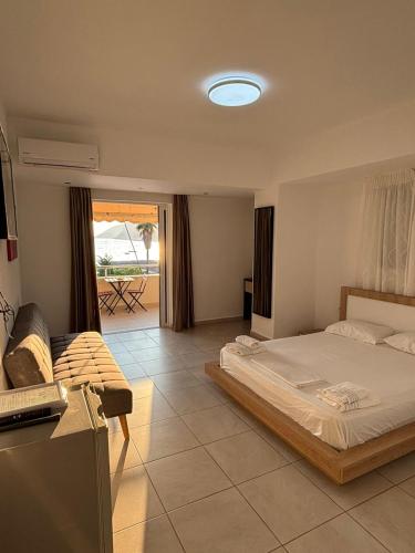 Llit o llits en una habitació de Hotel Jali