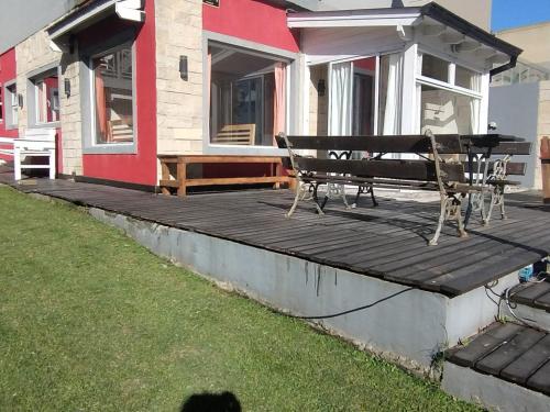 un banco en una terraza frente a una casa en Lo de matorras 2, en Tandil