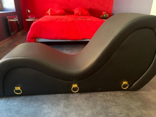 Bett in einem Zimmer mit einem roten Bett in der Unterkunft dream room in Saint-Amand-Montrond