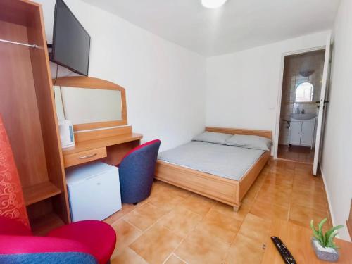 a small room with a bed and a desk at Dom Gościnny Wika in Rewal