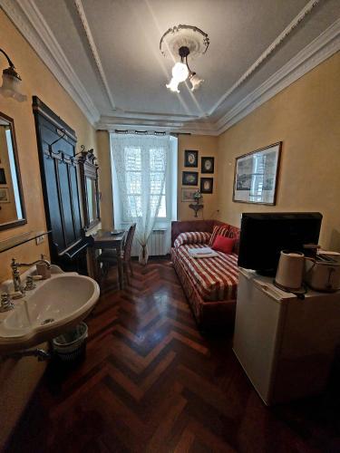 a living room with a couch and a sink at Affittacamere Rilke in Trieste