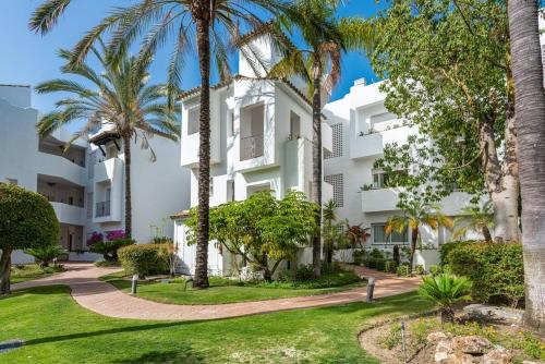 Stylish 2 Bedroom Penthouse With Pool by the Beach