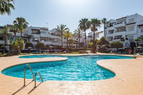 Stylish 2 Bedroom Penthouse With Pool by the Beach