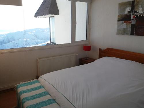 a bedroom with a bed and a large window at Apartamento El Colorado in El Colorado