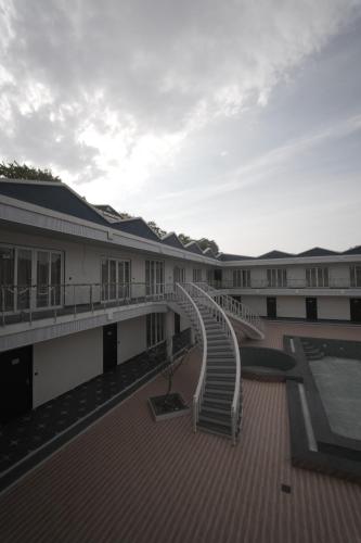THE TRADE INTERNATIONAL HOTEL Jaipurの敷地内または近くにあるプール