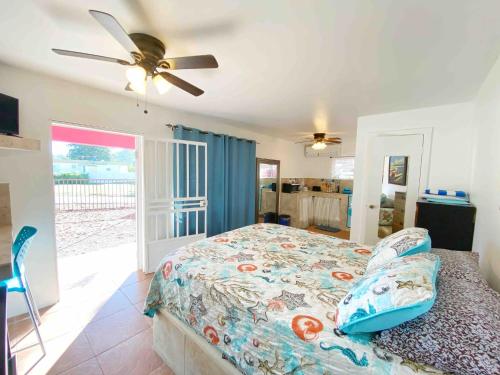 ein Schlafzimmer mit einem Bett und einem Deckenventilator in der Unterkunft Charming Studio by Sandy Beach - Affordable & Private in Rincon